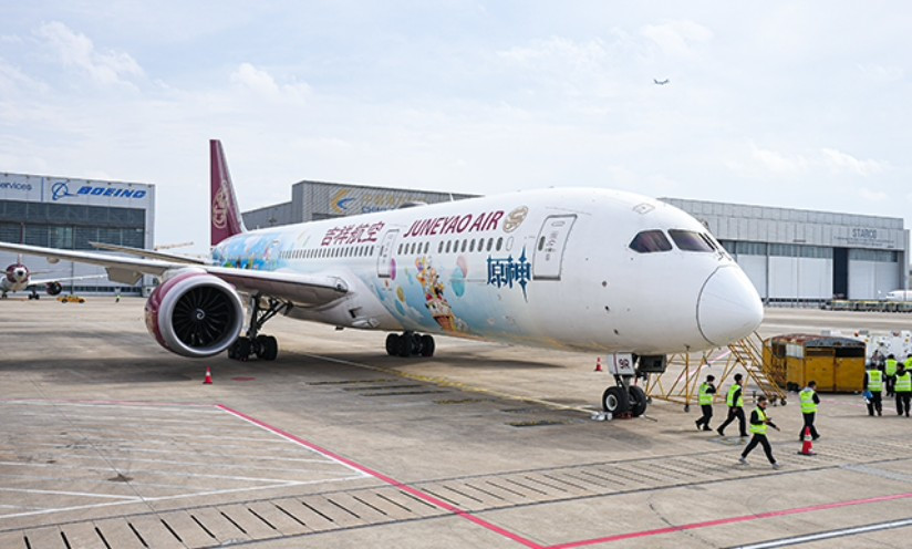 吉祥航空“原神号”起飞 首航周可体验纪念登机牌、餐盒及水杯